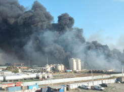 В Азове тушат крупный пожар возле складов с топливом