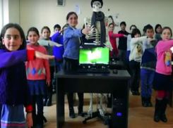 Уморительный танец в поддержку героя шоу «Ты супер!» из Ростовской области сняли на видео школьники Грузии