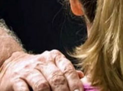 Экскаваторщик уговорил 15-летнюю школьницу на развратный секс в хуторе Ростовской области