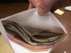 Непривлекательную взятку предложил житель Ростовской области за уход от уголовной ответственности