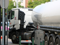 В оставшихся без воды районах Ростова организован ее подвоз