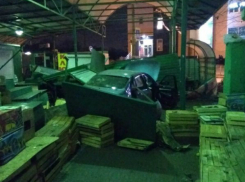 Водитель Infiniti разворотил рынок с людьми и сбил пешехода на площади Ростова на видео