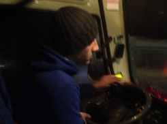 Приятной музыкой и теплым салоном «заманивал» пассажиров водитель «вежливой» маршрутки в Ростове