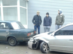 Потерявший управление Nissan снес на своем пути три припаркованных автомобиля