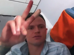 Пассажиры самолета обвинили Дмитрия Тарасова в дебоше на борту