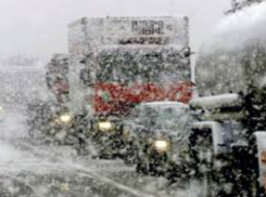 Из-за сильного снегопада ограничили движение на трассах в Ростовской области