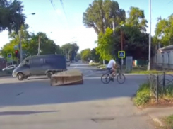 Прокативший на велосипеде холодильник мужчина рассмешил автомобилистов под Ростовом на видео