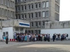 Десятки стариков попали в давку ради талона на прием в ростовской поликлинике на видео