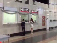 Снегурочка, играющая на скрипке, привела в восторг ростовчан