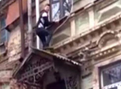 Молодой человек испуганно пытался влезть в окно второго этажа в центре Ростова и попал на видео