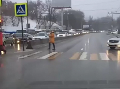 Испуганного пешехода в Ростове чуть на задавил автохам прямо на «зебре»