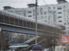 В надземном переходе на Малиновского в Ростове уложено слишком тонкое покрытие