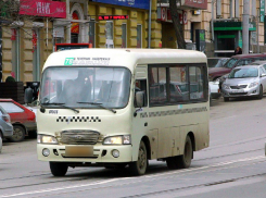 Маршрутка-«скотовозка», где пассажирам «нужно ездить со своими стульями», возмутила жителей Ростова