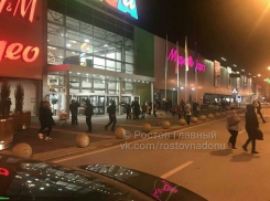 Из ТЦ «Мега» под Ростовом эвакуируют людей из-за трех одиноких автомобилей