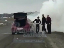 Загоревшийся на ходу автомобиль на трассе в Ростовской области сняли на видео