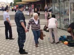 Роняя петрушку побежали бабушки от строгого полицейского в центре Ростова