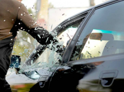 Любителя разбивать стекла дорогих иномарок ради «забытых» гаджетов поймали в Ростове