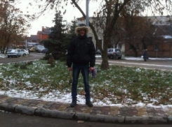 В Ростове мужчина с топором разбил несколько машин и кидался на прохожих. Видео