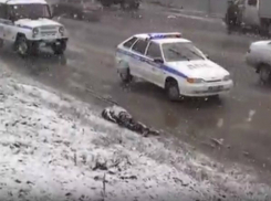 Тело сбитого насмерть поездом мужчины отнесло на проезжую часть в Ростовской области