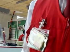 Покупатель отбился от наглых охранников в ростовском «Ашане» на видео