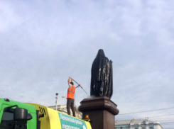 Рабочие устроили банный день памятнику на Соборной площади в Ростове