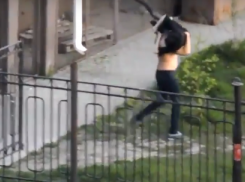 В Таганроге полуголый мужчина пытался похитить девушку