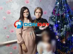 Погибших в страшном пожаре сестер похоронили в одном гробу в Ростовской области