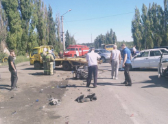 Скоростного байкера на Suzuki «размотало» о две иномарки на трассе Ростовской области