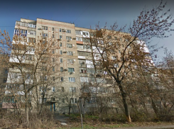 Взрыв разрушил два этажа в многоквартирном доме в городе Шахты Ростовской области