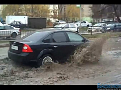 В Ростове после дождя машины плыли по дорогам (ВИДЕО) 