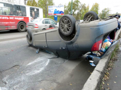 Четверо детей получили травмы в жутком ДТП с переворотом о столб в Ростовской области