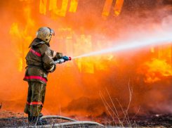 Вспыхнувший ярким пламенем ресторан тушили больше десяти пожарных под Ростовом