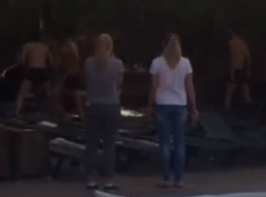 Эпичная массовая драка с битьем мебели о голову в «Седьмом небе» Ростова попала на видео