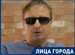 Скандал с вываливающейся грудью официантки довел до белого каления слепого барда из Ростовской области