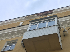 В центре Ростова от дома отвалился кусок карниза
