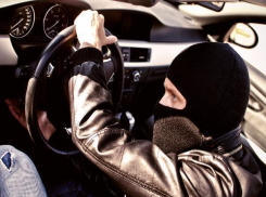 Пассажир силой отнял у водителя автомобиль в Ростовской области