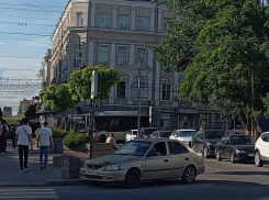 Депутат и замдиректора АТП попросила ростовские власти убрать припаркованные автомобили с пути автобусов