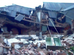 Взрыв газа разрушил кирпичное строение и травмировал мужчину в Ростовской области