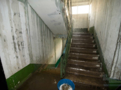 Жуткие потоки воды в подъезде жилого дома в Ростове-на-Дону попали на видео