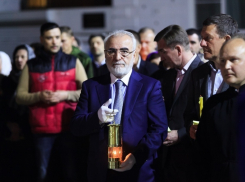 Благодатный огонь на Дон привез олигарх Иван Саввиди 