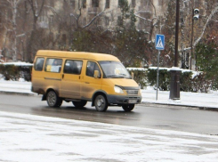 Дырами в светлое будущее и бесплатным душем «порадовала» убогая маршрутка жителей Ростова-на-Дону