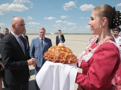 Президент Швейцарии начал знакомство с Ростовом с вкусного каравая и казачьих песен