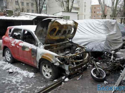 В Ростове на стоянке сгорели  Toyota Rav 4, Toyota Land Cruiser, Kia Sorento и мопед