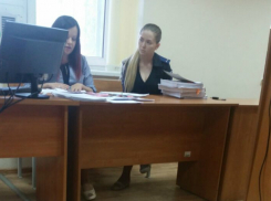 Соблазнительное декольте на форменной одежде следователя возмутило посетителей зала суда в Ростове