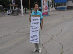 В Ростовской области учитель вышел на одиночный пикет из-за низкой зарплаты