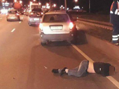 Молодой мужчина оказался под колесами «трусливой» иномарки на темной дороге Ростова