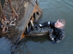 В Ростовской области водолазы МЧС на дне реки обнаружили башню танка Т-70