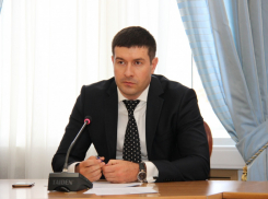 Поздравлял медиков и вручал ветеранам медали депутат гордумы Ростова Сергей Заревский