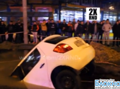 В Ростове на Северном иномарка утонула в яме с водой