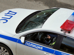 Торопливый ВАЗ поцеловал в «попу» машину ДПС на светофоре под Ростовом